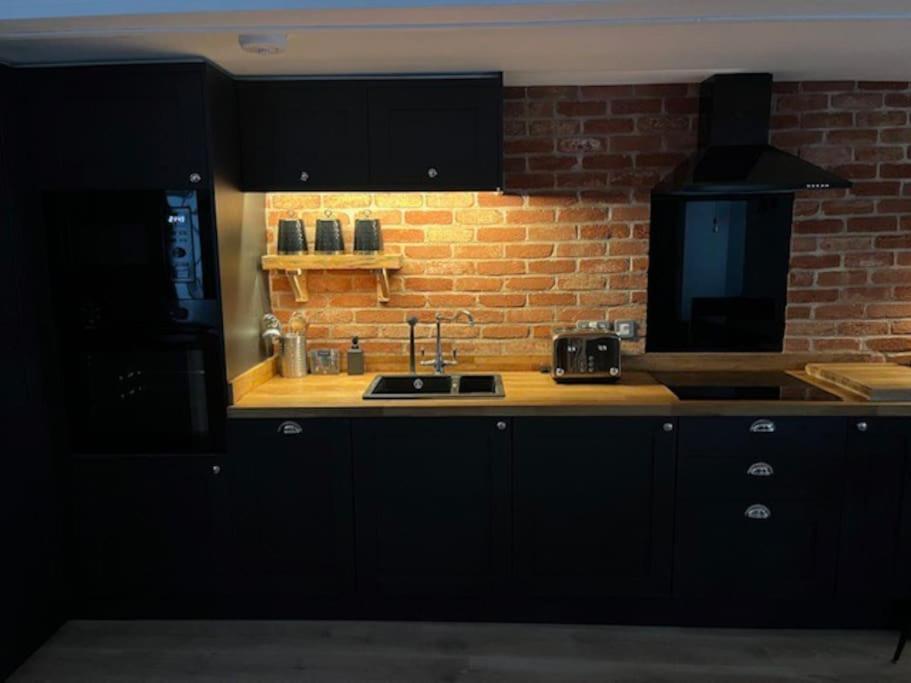 בורנמות' Newly Renovated Stunning Warehouse Apartment מראה חיצוני תמונה