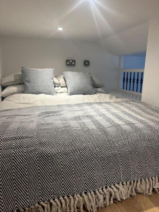 בורנמות' Newly Renovated Stunning Warehouse Apartment מראה חיצוני תמונה